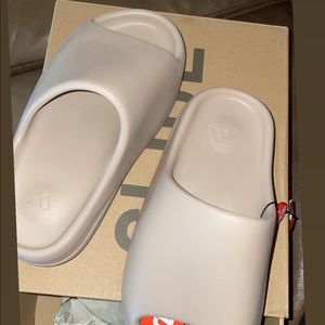 Sand YEEZY SLIDES NEVER WORN WITH TAGS SIZE 4